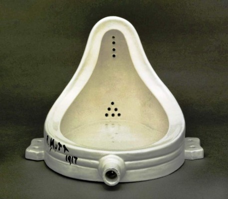 “La fuente”, Marcel Duchamp. Con esta obra (objeto encontrado o seleccionado) Duchamp cuestiona la historia del objeto artístico y sobre todo la concepción del artista como genio.