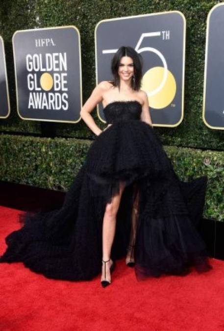 Critican severo acné de Kendall Jenner durante los Globos de Oro 2018 (FOTOS)