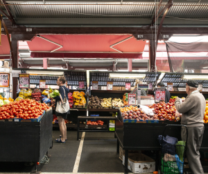 Millones de australianos dicen que batallan para poner comida en la mesa. Un mercado sobre ruedas en Melbourne.