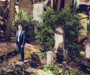 Benoît Gallot, curador del Cementerio Père-Lachaise en París. Vive en sus terrenos con su esposa y sus cuatro hijos. (Julien Mignot para The New York Times)