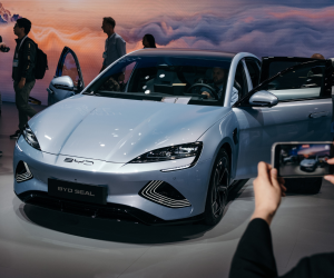 Un vehículo eléctrico BYD en un auto show en Munich el año pasado. La armadora ha superado a Tesla en ventas de VEs.