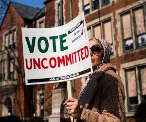 Miles de demócratas en Michigan emitieron votos de protesta por el manejo de Biden de la guerra en Gaza.