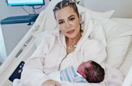 Khloé estuvo presente en el nacimiento de su bebe el pasado 28 de julio.