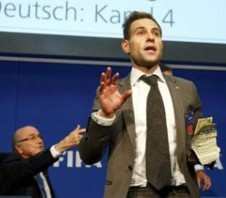 Arrojan billetes a Joseph Blatter en plena conferencia