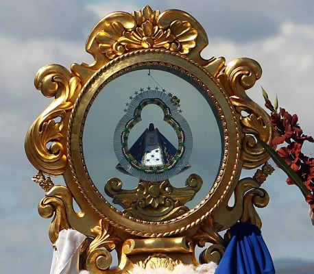 La morenita luce su realeza y majestad