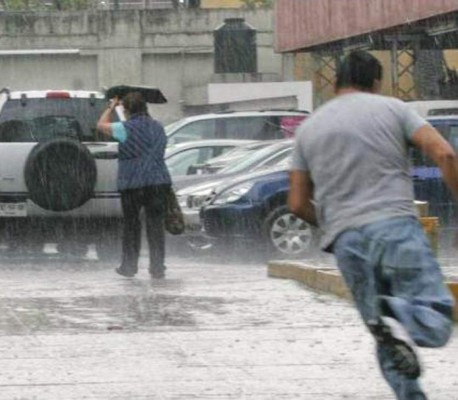 Carlos se convierte en huracán en el puerto mexicano de Acapulco
