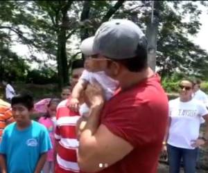 Arjona cargando a la pequeña María Esmeralda, bebé rescatada de los escombros dejados tras la erupción.