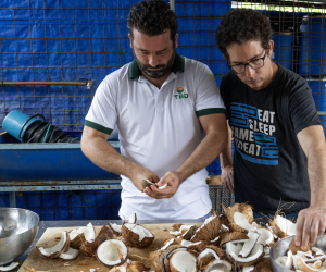 Los hermanos Ricardo y Óscar Fernández abrieron un negocio de alimentos secos al aliviarse las restricciones. (Eliana Aponte para The New York Times)