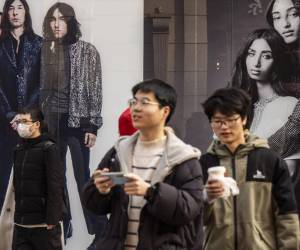 En las redes sociales, los jóvenes de China se preguntan si deben ahorrar para la vejez. Distrito comercial en Shanghai.