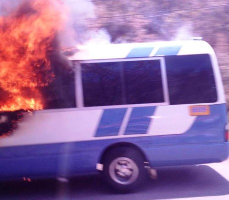Matan a motorista y lo queman dentro de autobús
