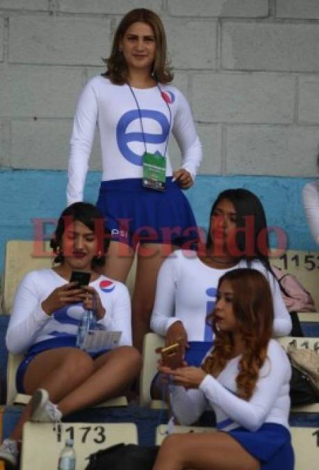 Bellas chicas adornan la final de ida Motagua vs Marathón en el Nacional de Tegucigalpa