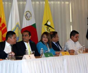 Miembros de los siete partidos que no estuvieron en las primarias ayer en el TSE (Foto: Alex Pérez/EL HERALDO)