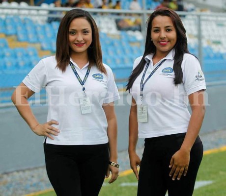 Pasarela de hermosas hondureñas en los partidos de repechaje de la Liguilla