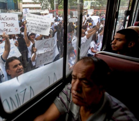 Manifestantes bloquean vías en Caracas