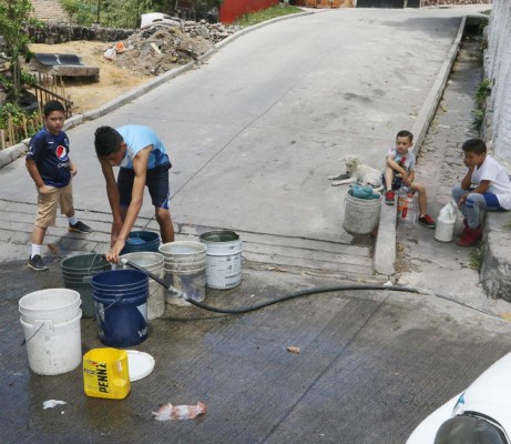 Pozos y carros cisterna son los recursos para paliar la crisis
