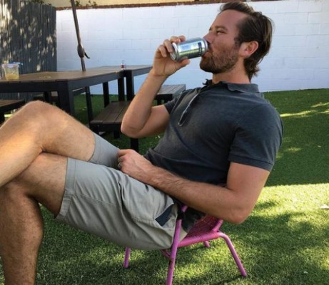 Los inquietantes mensajes de Armie Hammer, actor acusado de violación y canibalismo