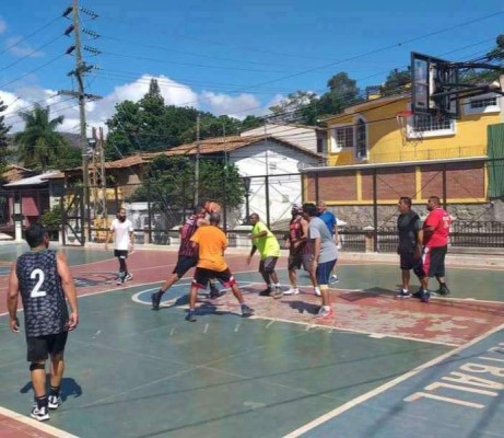 Los viernes y sábados acude al parque La Leona a jugar baloncesto con sus amigos.