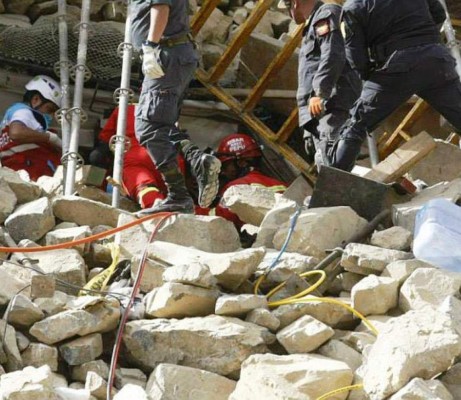 Al menos 13 muertos deja deslizamiento de rocas sobre vehículo en Perú