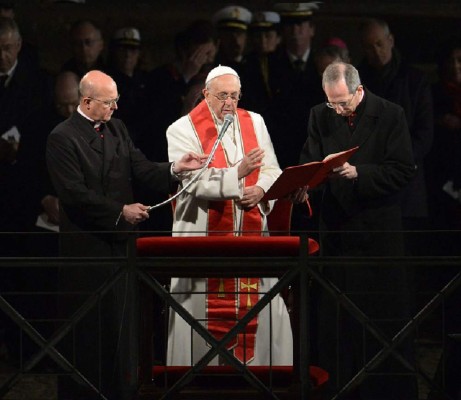 Papa condena el 'silencio cómplice' ante la 'furia yihadista' contra cristianos