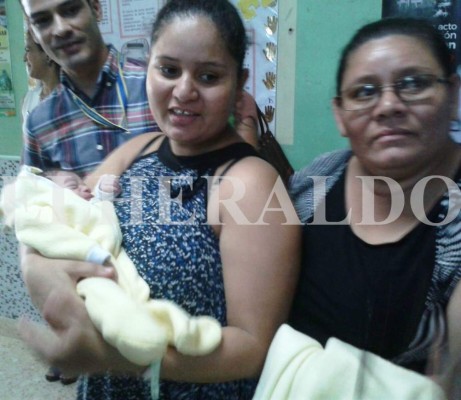 El pequeño Enmanuel en casa y con su familia