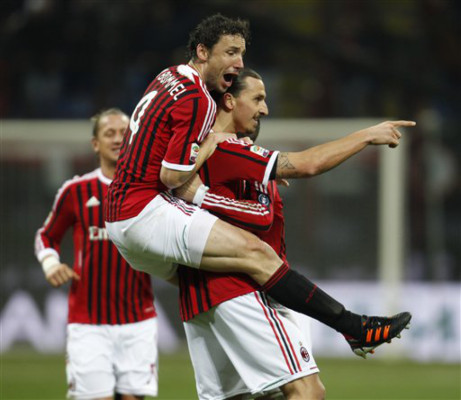 Milan gana y sigue a Juventus, termina racha del Inter