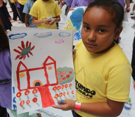 Niños llenan de color a Tegucigalpa
