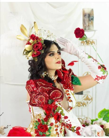 Deslumbrantes y llamativos son los trajes de las palillonas de Danlí