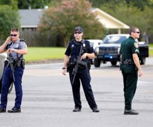 El canal mostró imágenes de policías acudiendo al lugar del tiroteo en Baton Rouge.