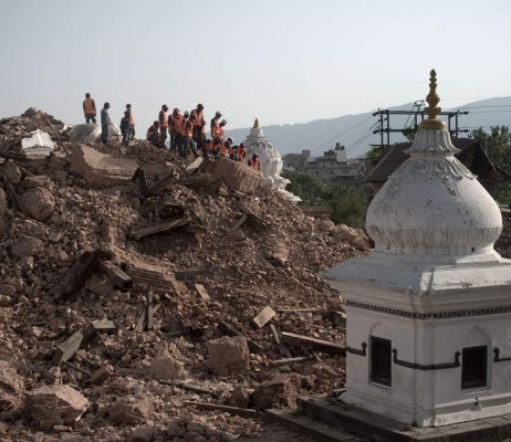 Víctimas de sismo cruzan montañas para lograr ayuda
