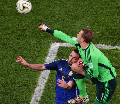 La rodillazo de Neuer a Higuaín que no fue penal