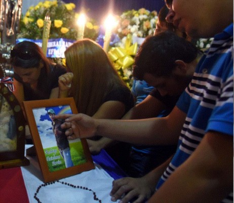 Multitud acude a sepelio de opositor muerto por policía en Paraguay