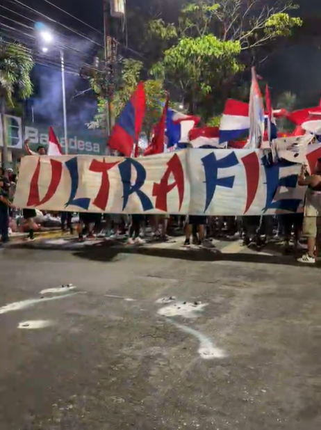 Aficionada enamora, show de las barras y ¿llegó Lavallén?: Ambiente previo al Marathón vs Olimpia