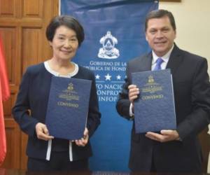 La embajadora de China Taiwán, Ingrid Hsing, junto al director de Infop, Roberto Cardona.
