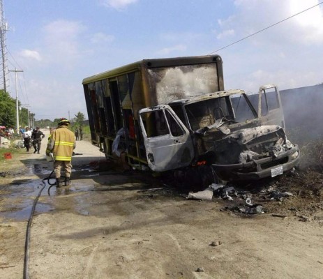 Queman camión repartidor y sus ocupantes están desaparecidos