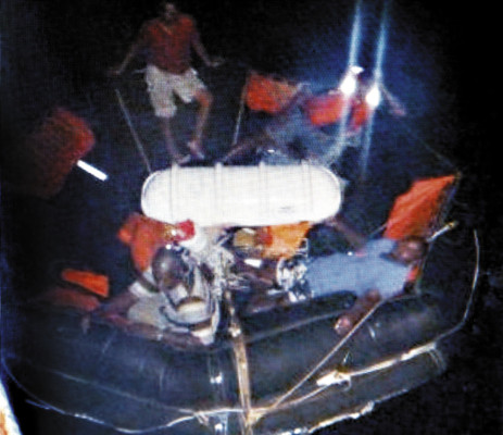 Cuatro desaparecidos en naufragio de barco