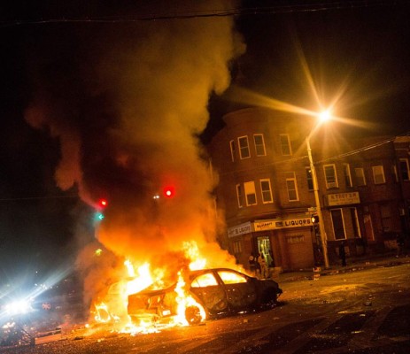 Baltimore vivió una noche de caos