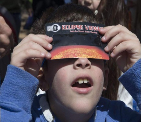 Un eclipse total brilla sobre las islas árticas de Svalbard