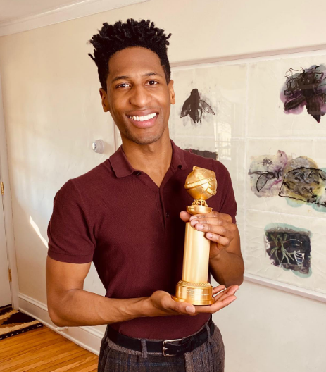 ¿Quién es Jon Batiste, el jazzista que se consagró en los Grammy?