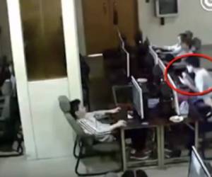 El suceso fue grabado por las cámaras de seguridad del local y este martes fue divulgado por el portal web de videos LiveLeak.