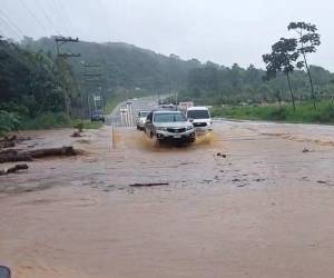 La carretera principal de Roatán se vio interrumpida en varios pasos debido a la crecida de quebradas, así como se han registrado inundaciones en la zona céntrica y deslizamiento de terreno en distintos sectores, evidenciando la vulnerabilidad de la isla.