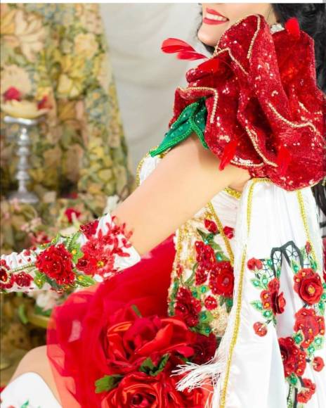 Deslumbrantes y llamativos son los trajes de las palillonas de Danlí