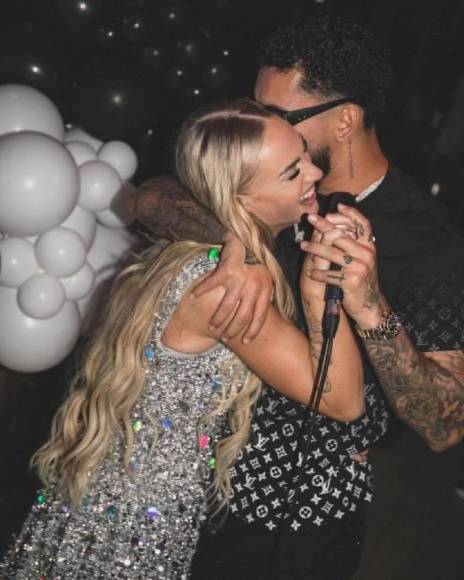 Increíble: Jugador cambiará de club y pide que también fichen a su novia futbolista