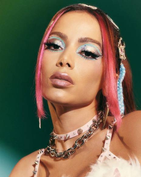 Rinosplatia, reducción de pechos y remoción de quijada: el cambio físico de Anitta gracias a las cirugías plásticas