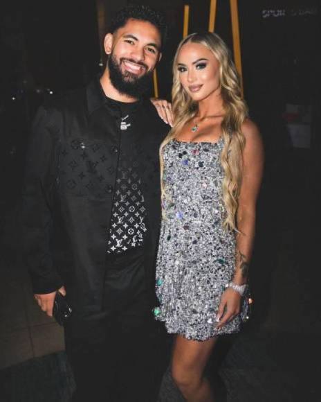 Increíble: Jugador cambiará de club y pide que también fichen a su novia futbolista