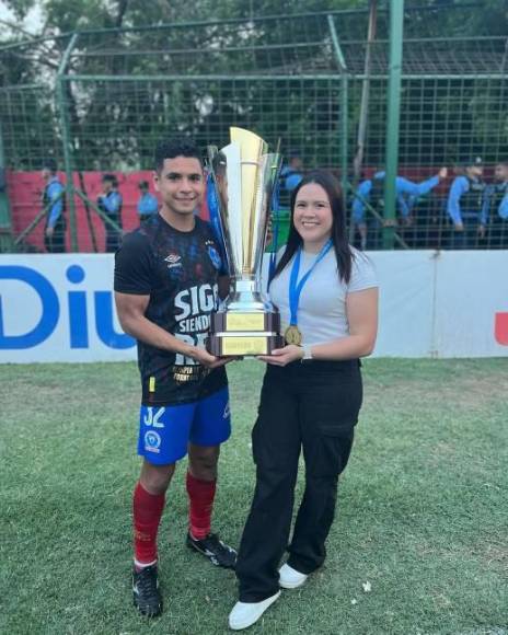 Carlos Pineda revela que jugador le quiso enamorar a su esposa