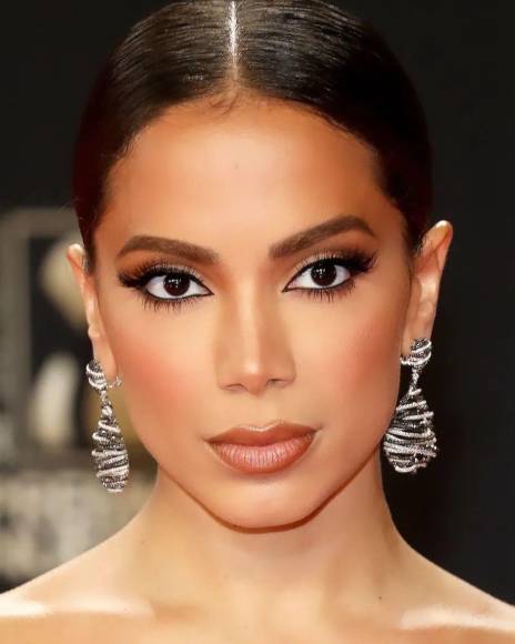 Rinosplatia, reducción de pechos y remoción de quijada: el cambio físico de Anitta gracias a las cirugías plásticas