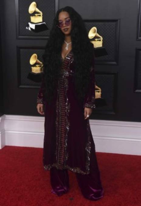 Flores, plumas y esqueletos: los peor vestidos de los Grammy 2021