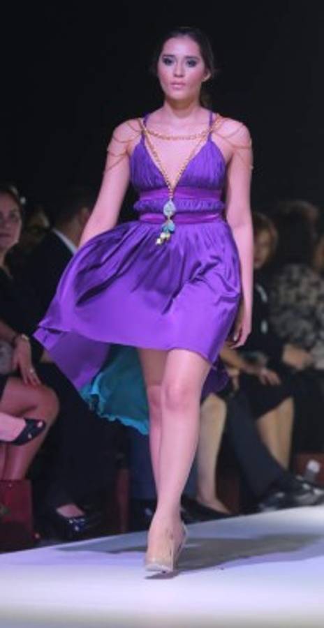 Elegancia y sobriedad iluminaron pasarelas de Piso Diez Diseño