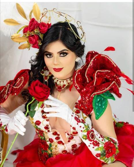 Deslumbrantes y llamativos son los trajes de las palillonas de Danlí