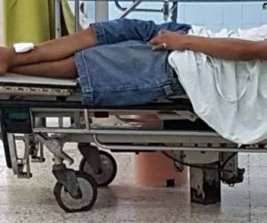 Uno de los heridos mientras recibe asistencia médica en el Hospital Escuela Universitario (HEU).